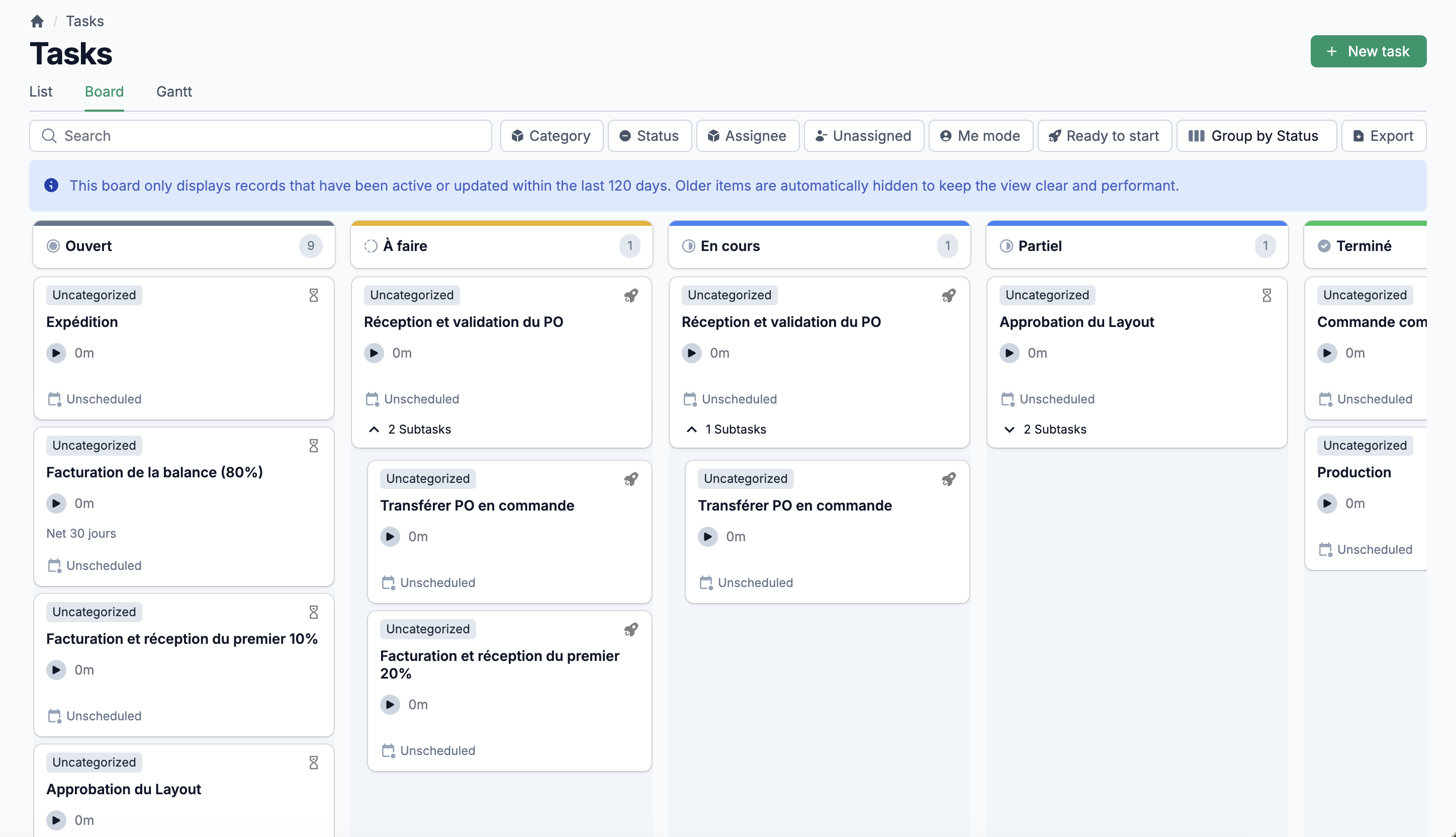 Chronologie des activités sur une fiche client montrant les appels, réunions et fils de courriels synchronisés avec indicateurs de statut, dates et utilisateurs assignés