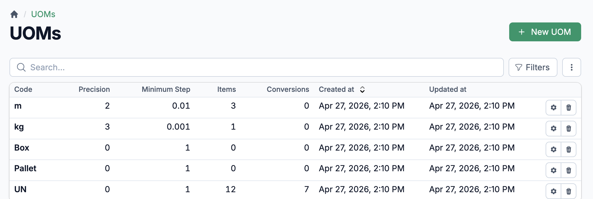 Configuration des UDM d'un article montrant 5 champs UDM (base, vente, achat, réception, production) avec facteurs de conversion, et vue de transaction montrant la conversion automatique des unités et prix